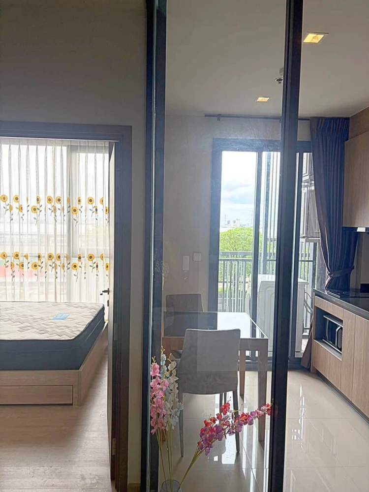 For rent: The Line Wong Sawang, decorated with beautiful wallpaper patterns throughout the room, complete with excellent furniture. Must book.