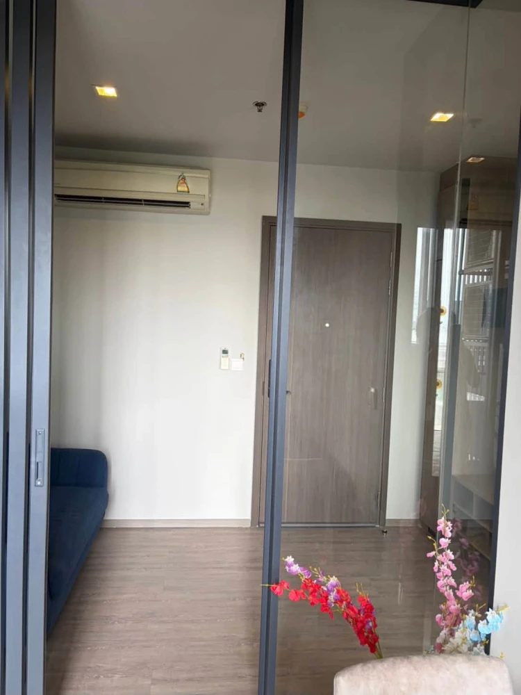 For rent: The Line Wong Sawang, decorated with beautiful wallpaper patterns throughout the room, complete with excellent furniture. Must book.