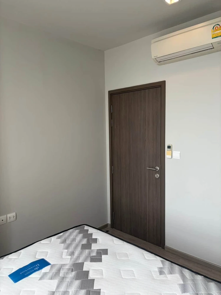 For rent: The Line Wong Sawang, decorated with beautiful wallpaper patterns throughout the room, complete with excellent furniture. Must book.