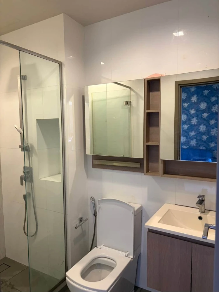 For rent: The Line Wong Sawang, decorated with beautiful wallpaper patterns throughout the room, complete with excellent furniture. Must book.