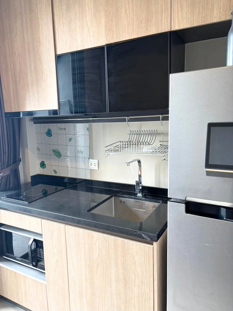 For rent: The Line Wong Sawang, decorated with beautiful wallpaper patterns throughout the room, complete with excellent furniture. Must book.