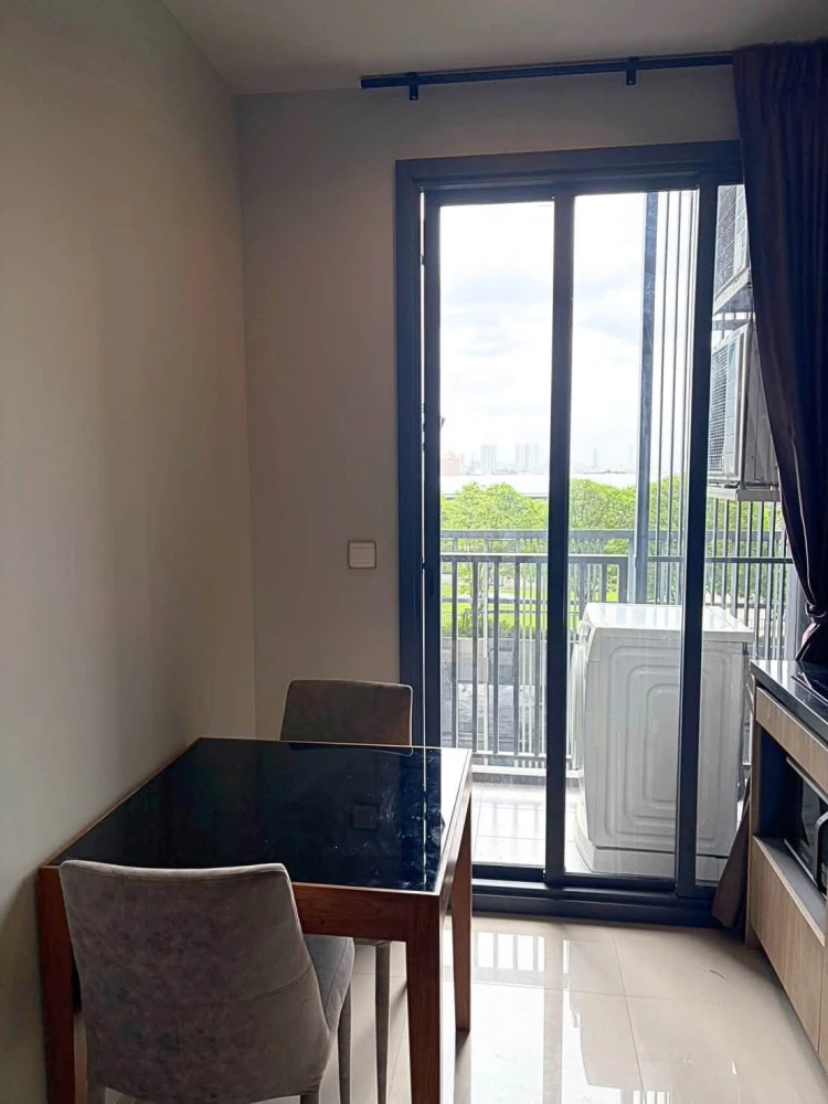 For rent: The Line Wong Sawang, decorated with beautiful wallpaper patterns throughout the room, complete with excellent furniture. Must book.