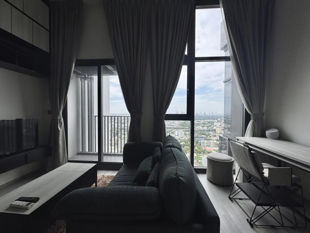 For rent: The Line Sukhumvit 101. Beautiful unit, high floor, high ceiling, corner unit, very private. Book now to secure yours!