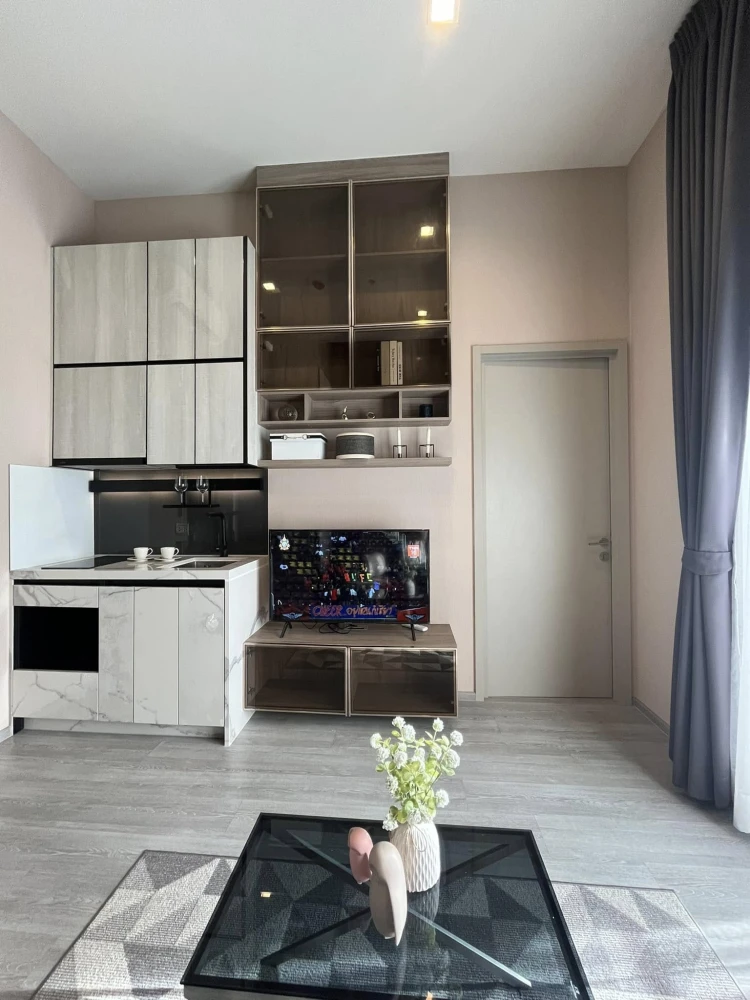 For rent: The Line Sukhumvit 101, decorated with beautiful wallpaper throughout the room, with quality furniture. Good like this, reserve now.