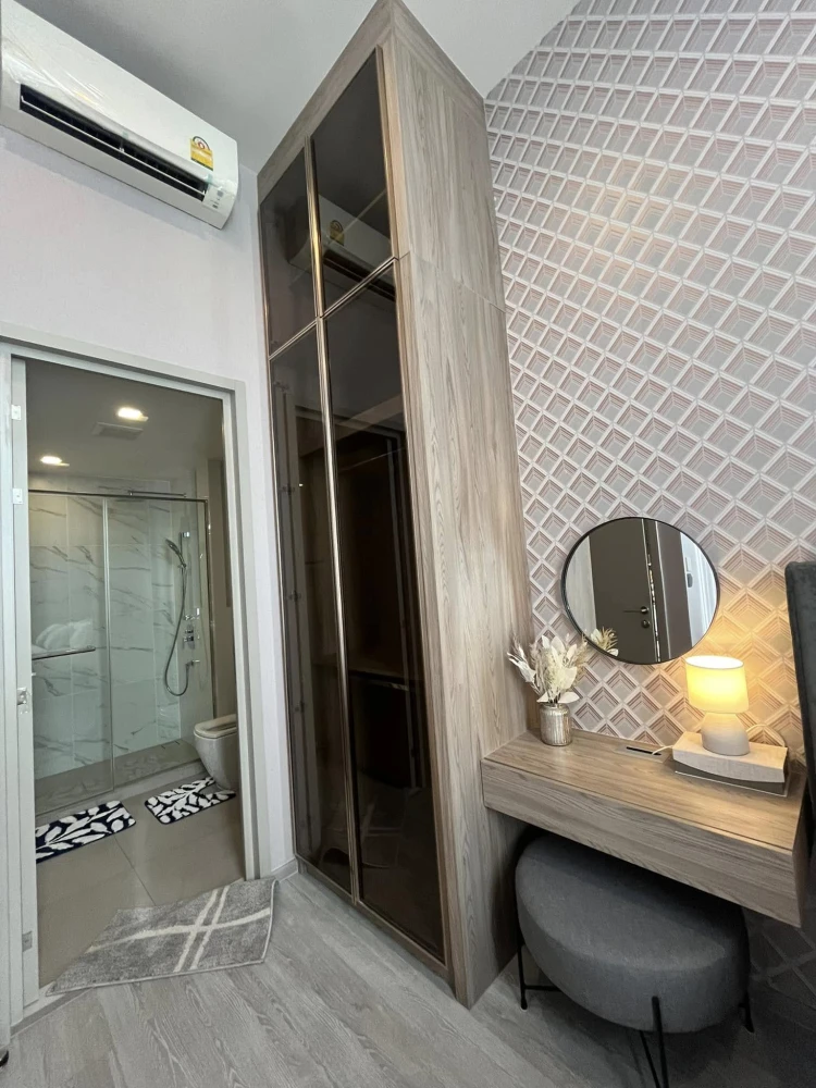 For rent: The Line Sukhumvit 101, decorated with beautiful wallpaper throughout the room, with quality furniture. Good like this, reserve now.
