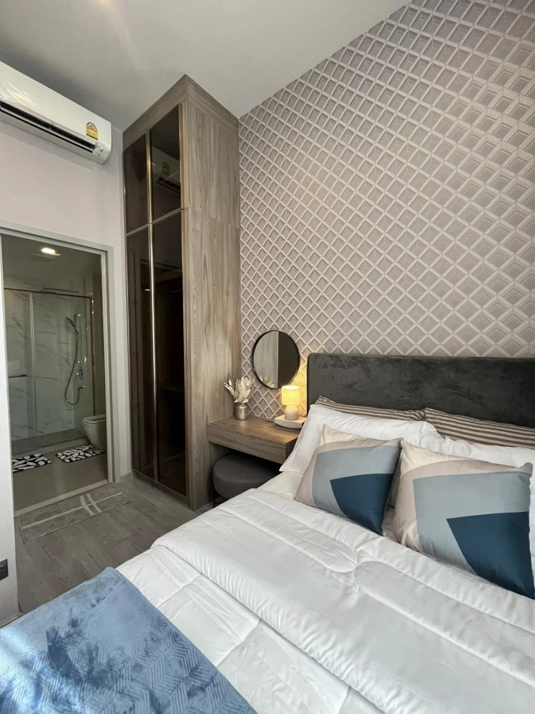 For rent: The Line Sukhumvit 101, decorated with beautiful wallpaper throughout the room, with quality furniture. Good like this, reserve now.