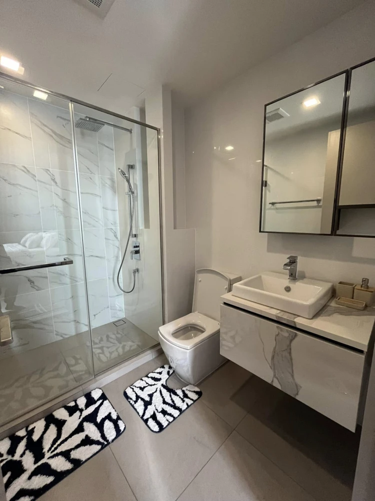 For rent: The Line Sukhumvit 101, decorated with beautiful wallpaper throughout the room, with quality furniture. Good like this, reserve now.