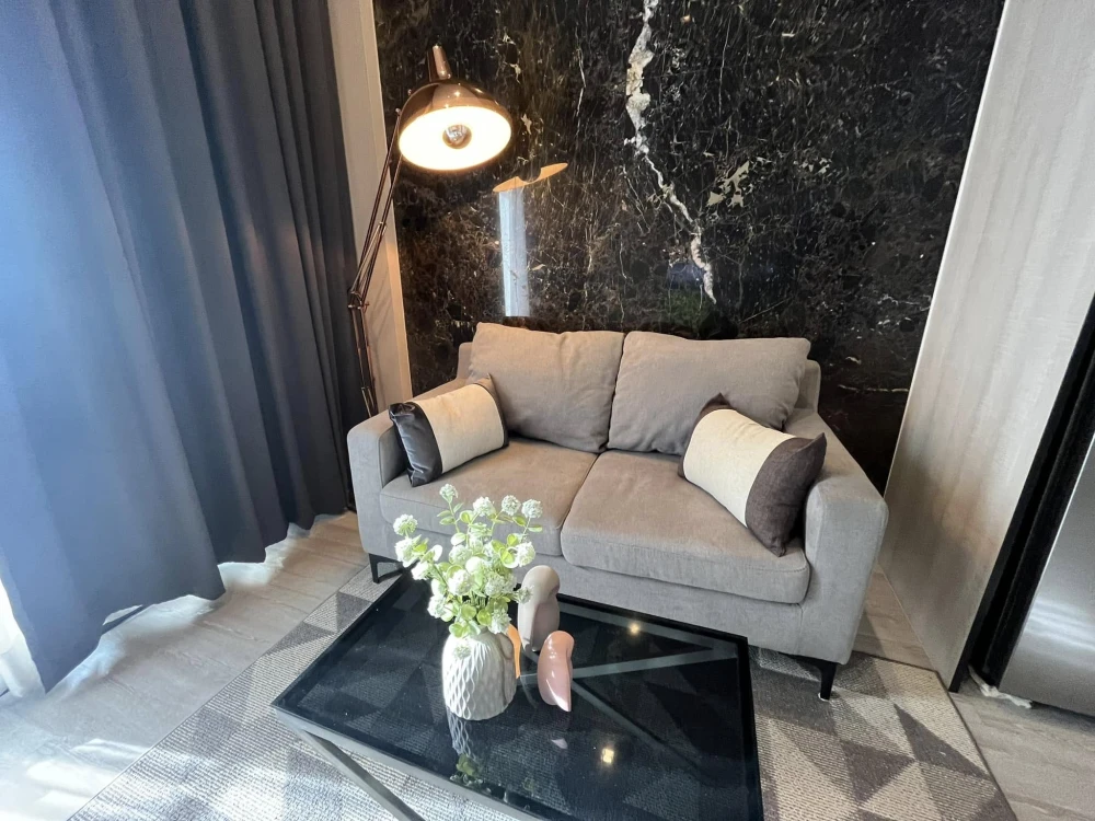 For rent: The Line Sukhumvit 101, decorated with beautiful wallpaper throughout the room, with quality furniture. Good like this, reserve now.