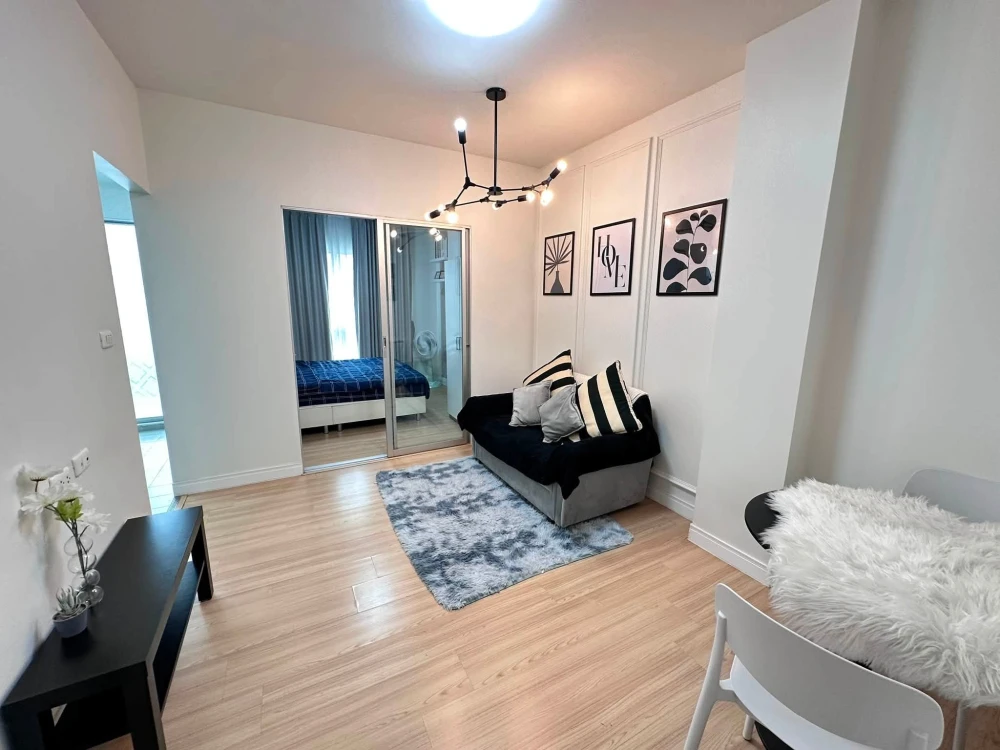 For rent: The Kit Lam Luk Ka Khlong 2. The room is simply decorated but looks very nice and comfortable. This price is a steal, so book now!