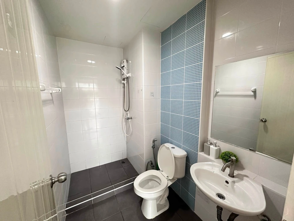 For rent: The Kit Lam Luk Ka Khlong 2. The room is simply decorated but looks very nice and comfortable. This price is a steal, so book now!