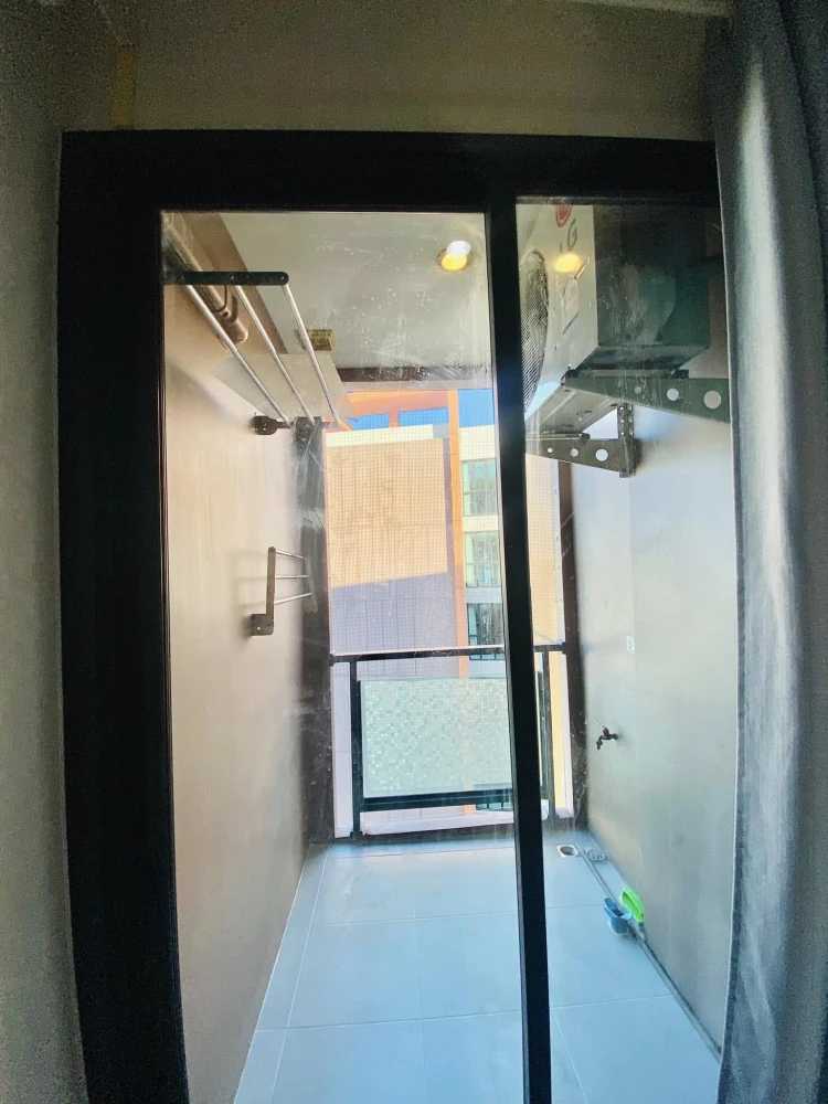 For rent: The Cube Plus Chaengwattana, 1 bedroom, 1 bathroom, living area divided, all furniture included, must be arranged.