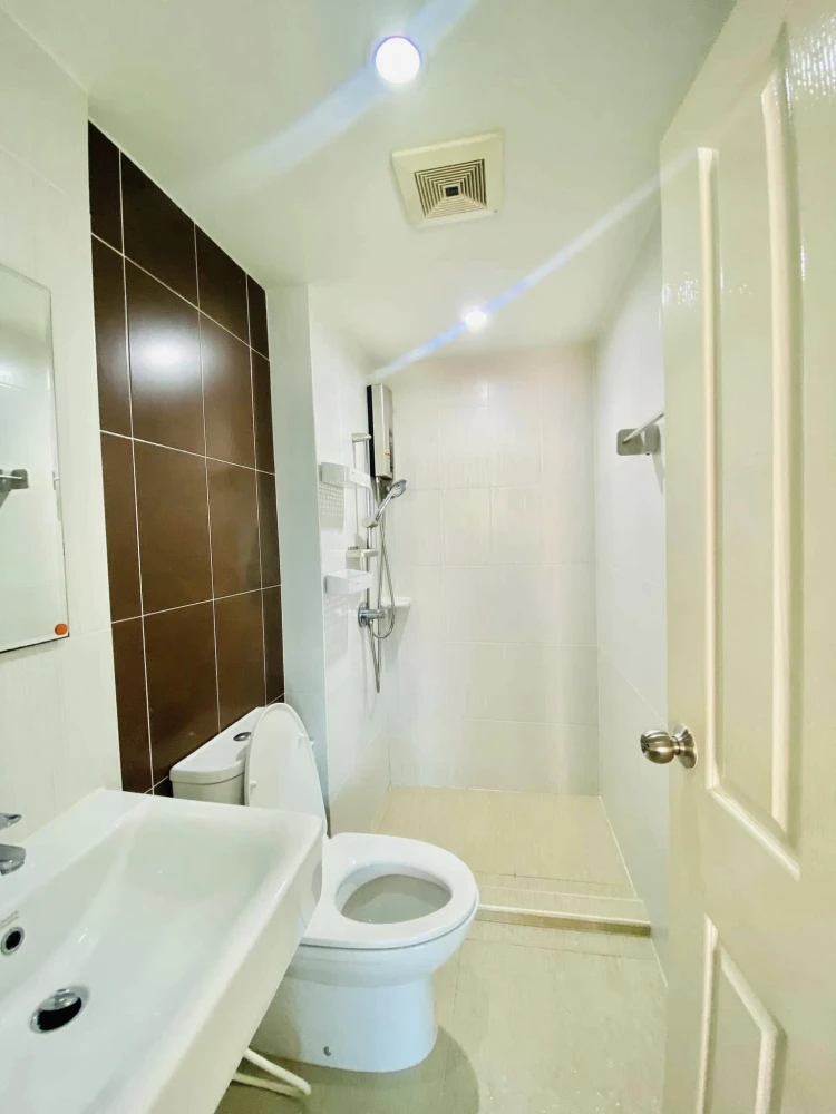 For rent: The Cube Plus Chaengwattana, 1 bedroom, 1 bathroom, living area divided, all furniture included, must be arranged.