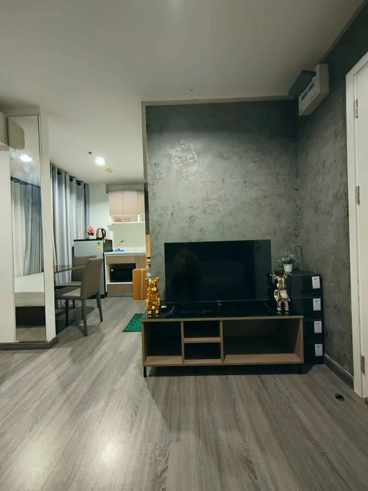 For rent: The Trust @ BTS Erawan, fully furnished, ready to move in, with a wide green area view, Chao Phraya River and sunset. Reserve now!
