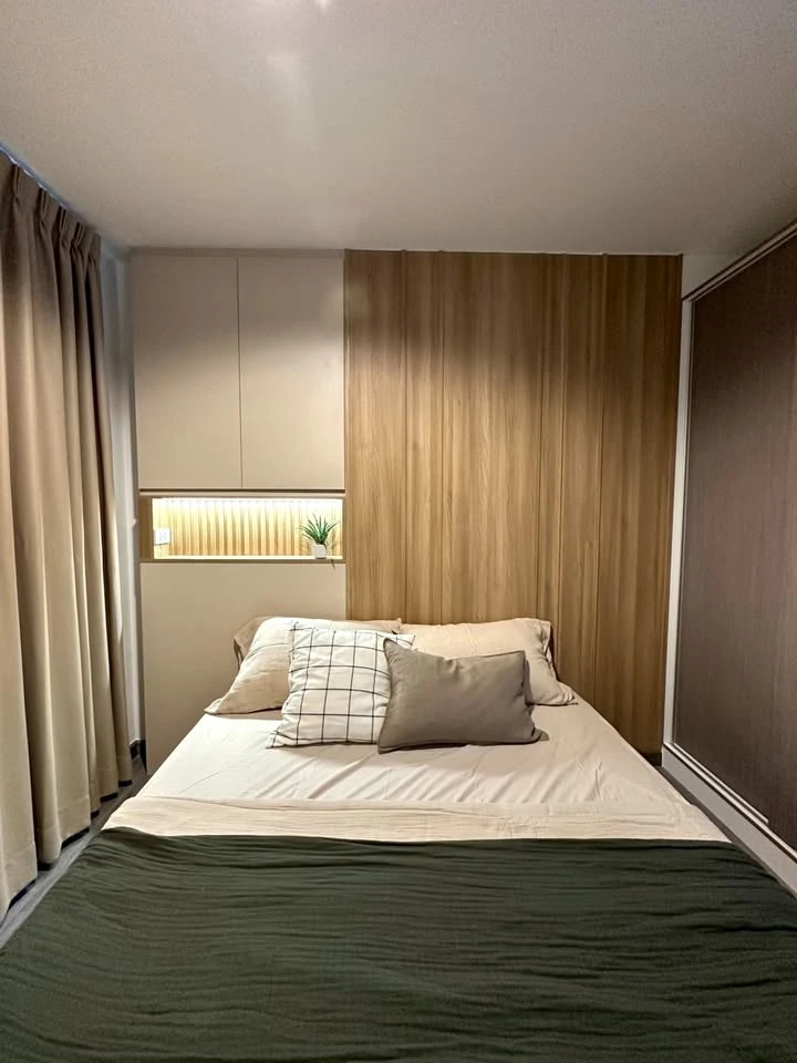 For rent: The Trust @ BTS Erawan, corner room, private, BTS view, excellent built-in decoration, hurry up and grab it now!