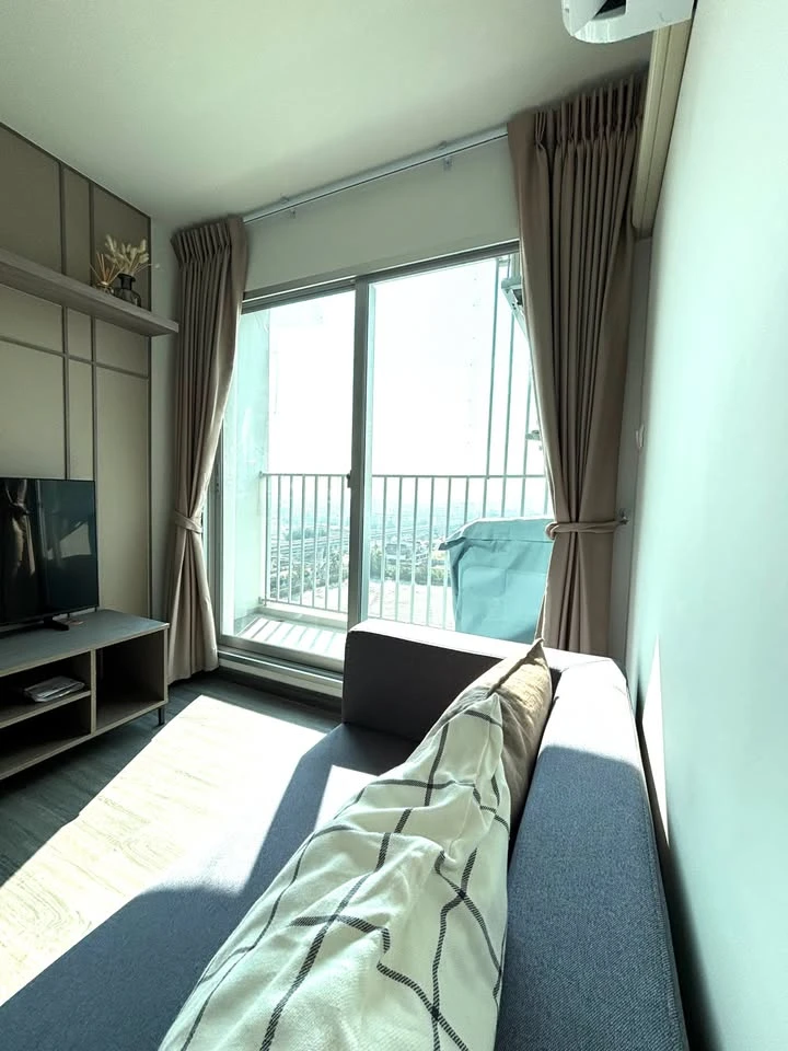 For rent: The Trust @ BTS Erawan, corner room, private, BTS view, excellent built-in decoration, hurry up and grab it now!