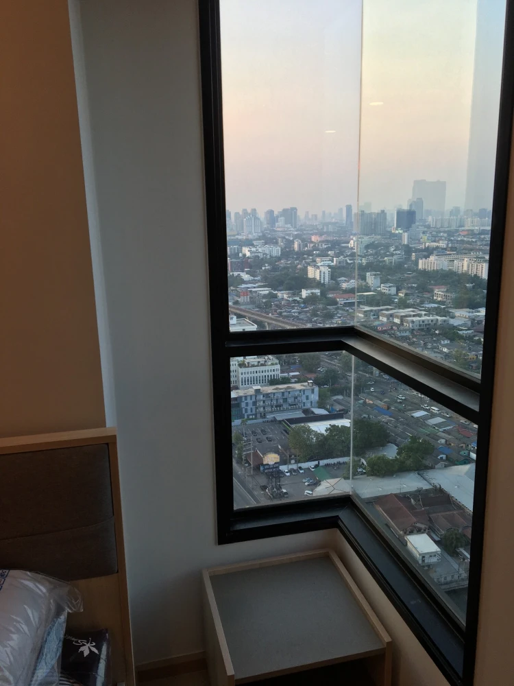 For rent: The Tree Sukhumvit 71-Ekkamai, 5-meter high ceiling, city view from a very high angle, must book now.