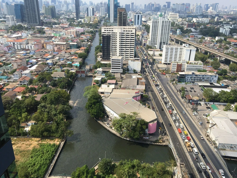 For rent: The Tree Sukhumvit 71-Ekkamai, 5-meter high ceiling, city view from a very high angle, must book now.
