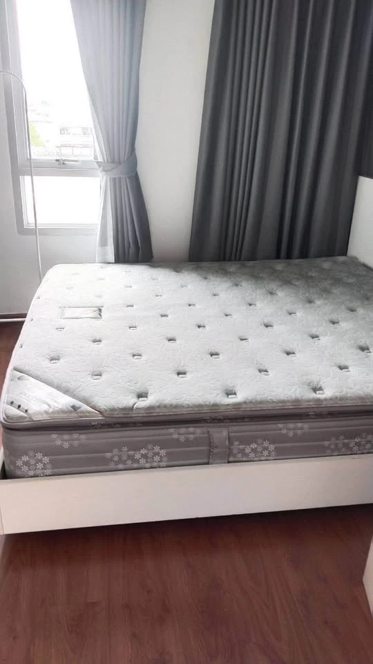 For rent: The Niche Ratchada-Huai Khwang, very spacious room, plenty of usable space, fully furnished, must book.