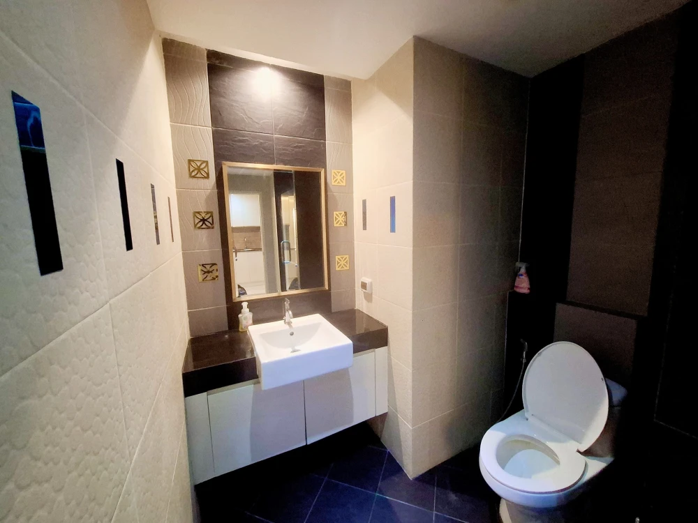 For rent: The Blue Residence, a nice room, well-built-in, just bring your bags++