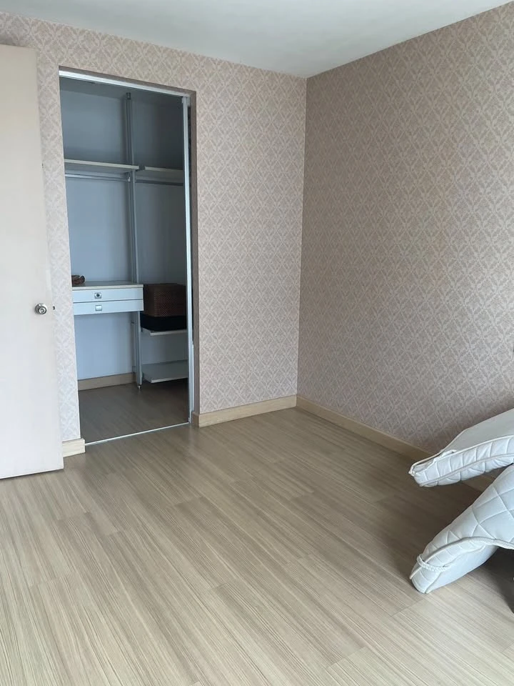 For rent: The Parkland Srinakarin, 2 bedrooms, pool view, nice wallpaper. If interested, hurry and reserve quickly.