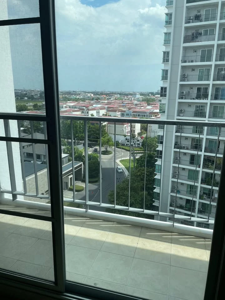 For rent: The Parkland Srinakarin, 2 bedrooms, pool view, nice wallpaper. If interested, hurry and reserve quickly.
