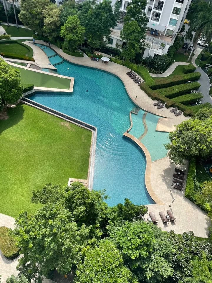 For rent: The Parkland Srinakarin, 2 bedrooms, pool view, nice wallpaper. If interested, hurry and reserve quickly.