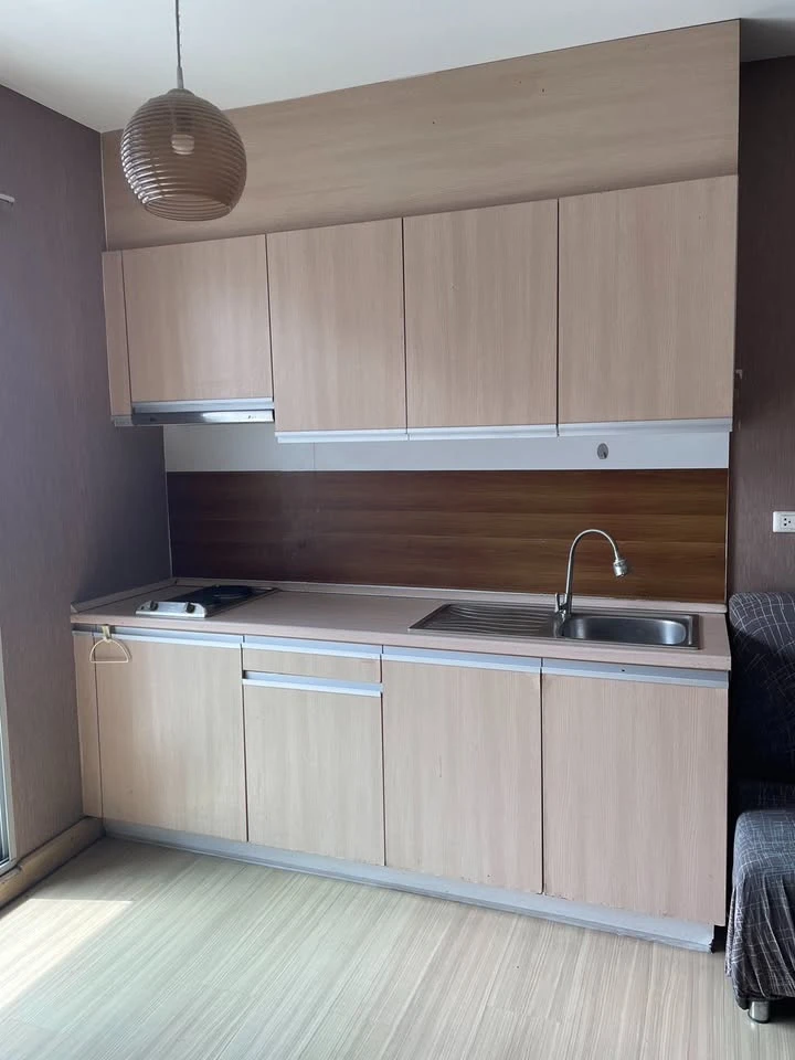 For rent: The Parkland Srinakarin, 2 bedrooms, pool view, nice wallpaper. If interested, hurry and reserve quickly.