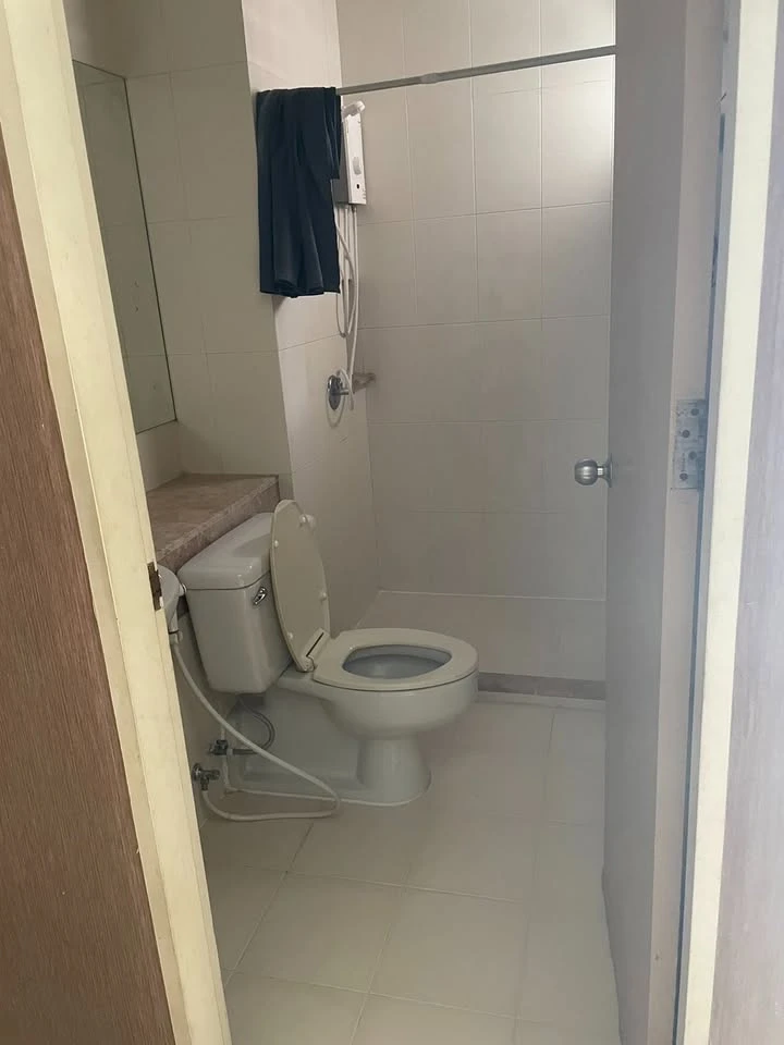For rent: The Parkland Srinakarin, 2 bedrooms, pool view, nice wallpaper. If interested, hurry and reserve quickly.