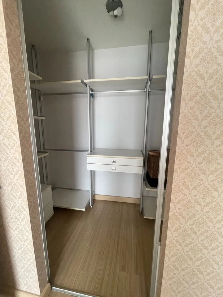 For rent: The Parkland Srinakarin, 2 bedrooms, pool view, nice wallpaper. If interested, hurry and reserve quickly.