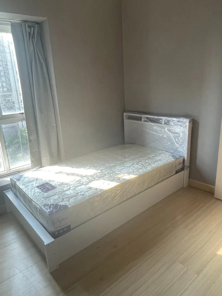 For rent: The Parkland Srinakarin, 2 bedrooms, pool view, nice wallpaper. If interested, hurry and reserve quickly.