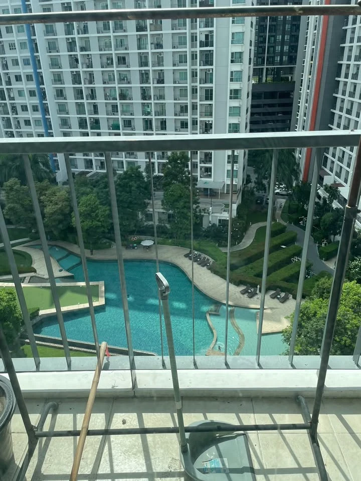For rent: The Parkland Srinakarin, 2 bedrooms, pool view, nice wallpaper. If interested, hurry and reserve quickly.