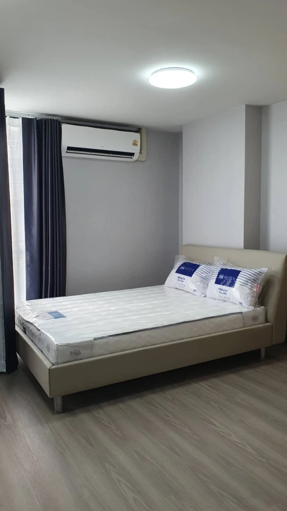 For rent, The Star Condominium, room with good flooring. Install wallpaper in modern luxury style, complete with all needs.