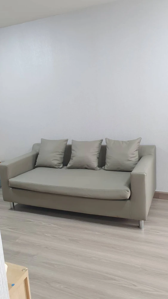 For rent, The Star Condominium, room with good flooring. Install wallpaper in modern luxury style, complete with all needs.