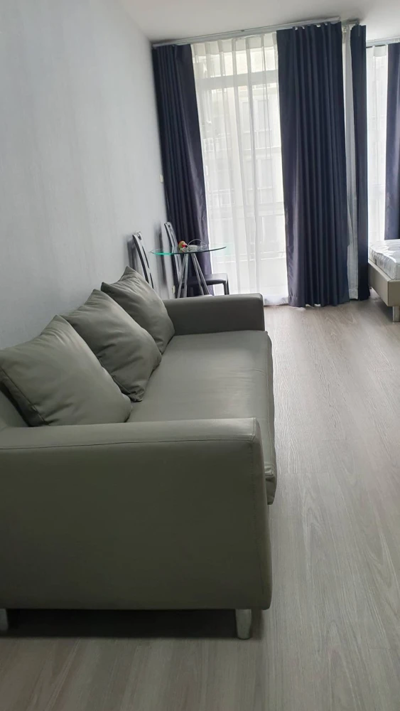 For rent, The Star Condominium, room with good flooring. Install wallpaper in modern luxury style, complete with all needs.