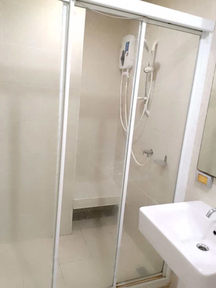For rent: The Base Chaengwattana, Building A. Unobstructed view (no blockage), overlooking the pool and the BTS Skytrain. Great value! Book now!