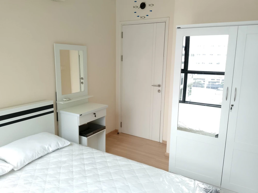 For rent: The Base Chaengwattana, Building A. Unobstructed view (no blockage), overlooking the pool and the BTS Skytrain. Great value! Book now!