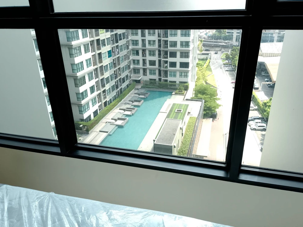 For rent: The Base Chaengwattana, Building A. Unobstructed view (no blockage), overlooking the pool and the BTS Skytrain. Great value! Book now!