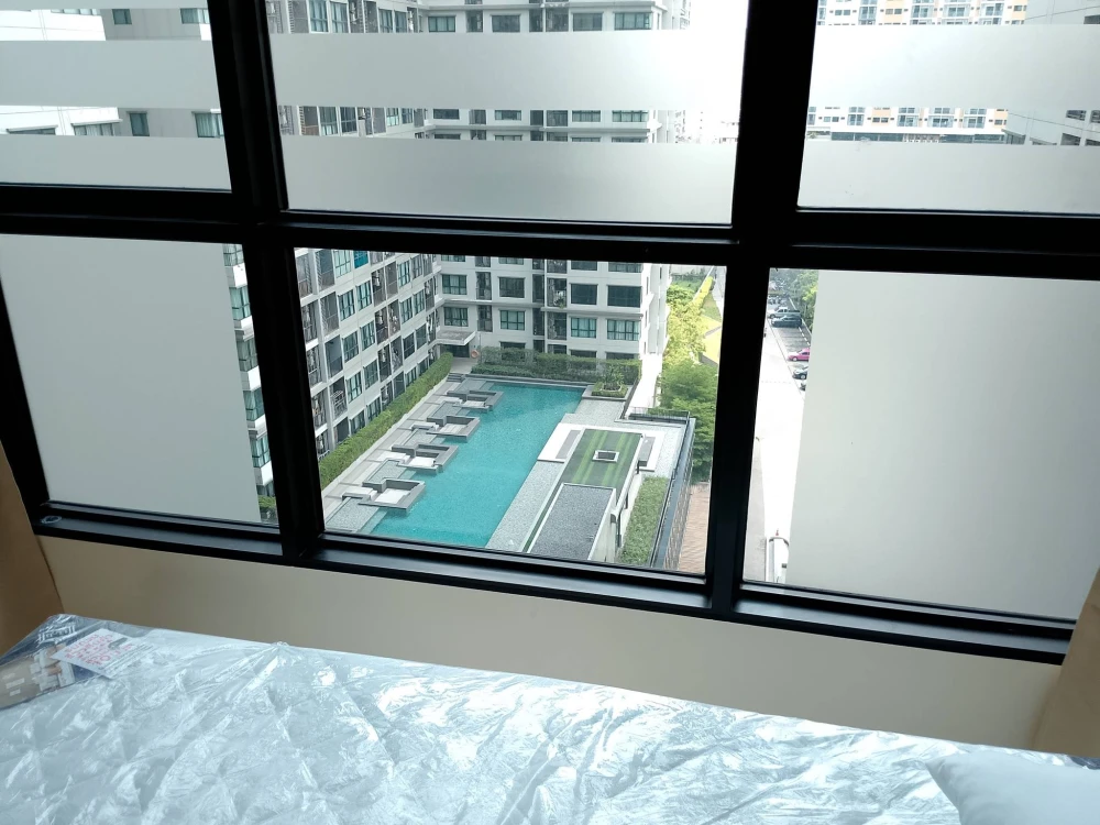 For rent: The Base Chaengwattana, Building A. Unobstructed view (no blockage), overlooking the pool and the BTS Skytrain. Great value! Book now!