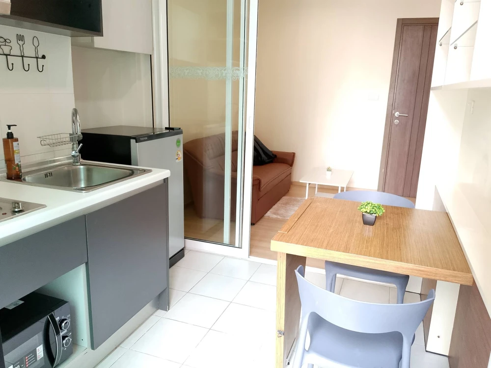 For rent: The Base Chaengwattana, Building A. Unobstructed view (no blockage), overlooking the pool and the BTS Skytrain. Great value! Book now!
