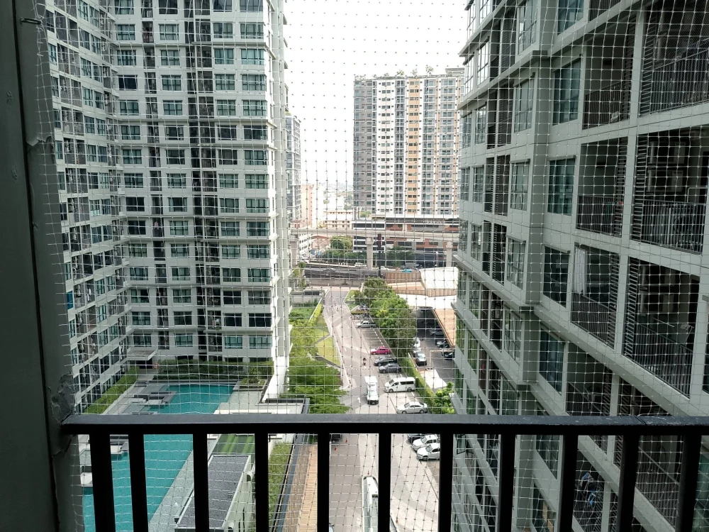 For rent: The Base Chaengwattana, Building A. Unobstructed view (no blockage), overlooking the pool and the BTS Skytrain. Great value! Book now!