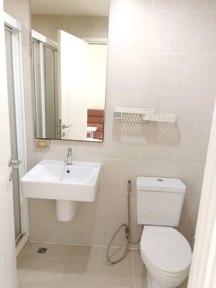 For rent: The Base Chaengwattana, Building A. Unobstructed view (no blockage), overlooking the pool and the BTS Skytrain. Great value! Book now!