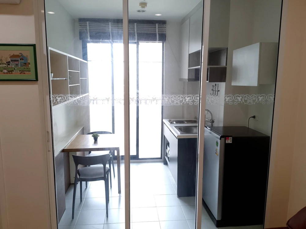 For rent: The Base Chaengwattana, Building A. Unobstructed view (no blockage), overlooking the pool and the BTS Skytrain. Great value! Book now!