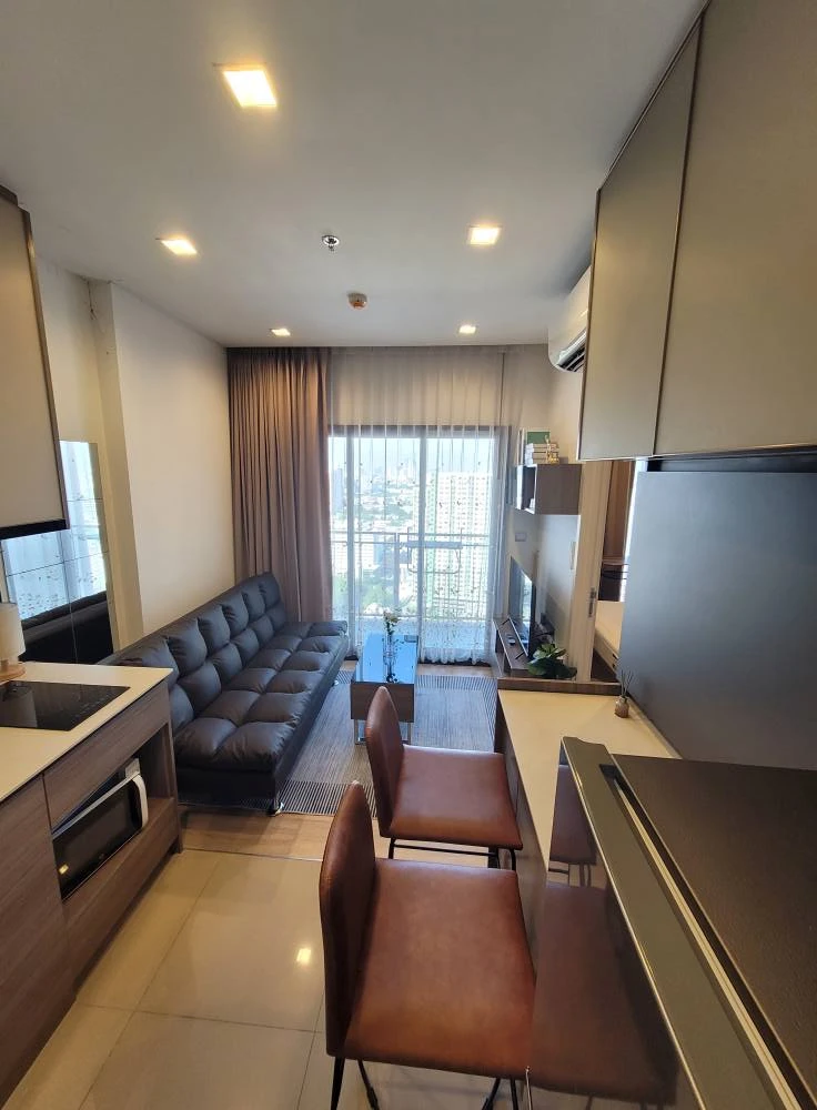 For rent: The Line Phahonyothin-Pradipat, room on the 30th floor, highest floor, fully furnished + appliances, ready to move in.