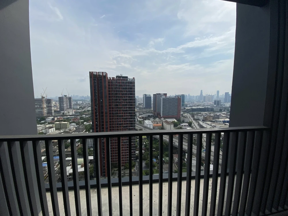 For rent: Metris Rama 9-Ramkhamhaeng, corner room, 28th floor, very high, ready to move in.