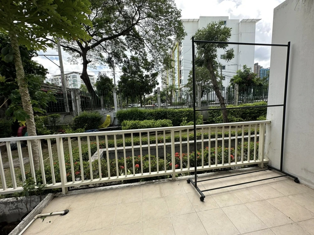 For rent: Metro Park Sathorn, corner unit, 1st floor. Spacious room at an unbeatable price. Book now to secure your unit!