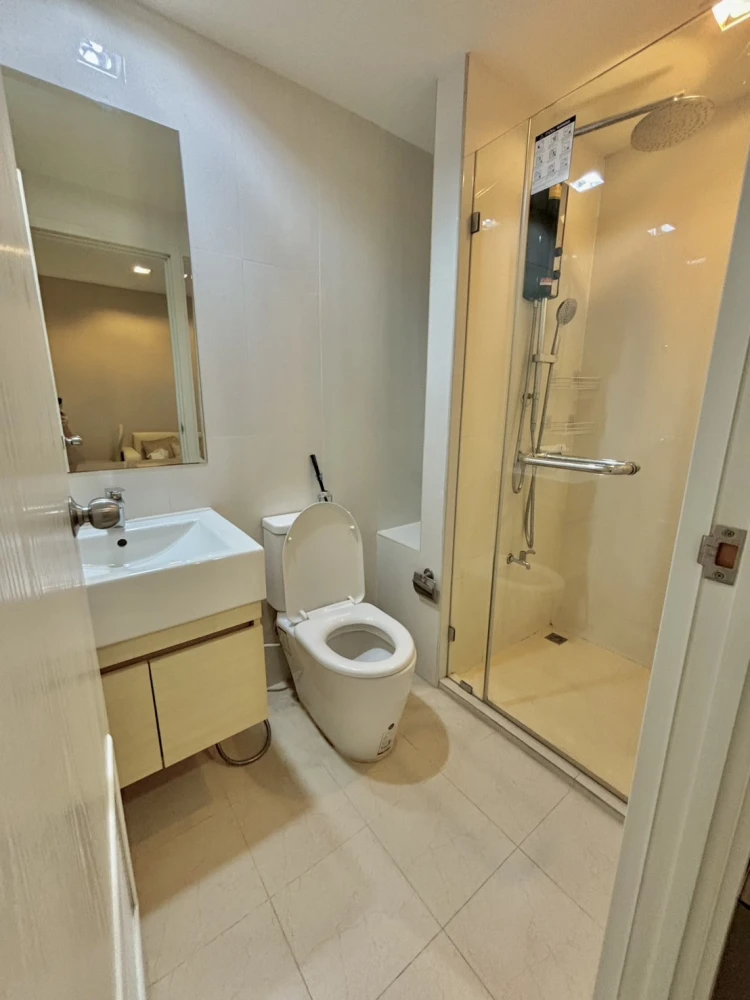 For rent, Metro Luxe Kaset, 7th floor, beautiful room, fully furnished and electrical appliances. Plus the most impressive price