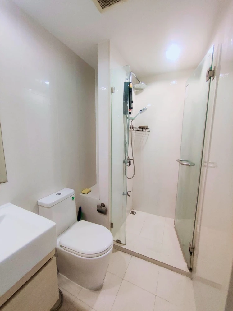 For rent: Metro Luxe Kaset. Beautifully decorated and very livable. Fully equipped with electrical appliances. Don't miss it or you'll regret it.