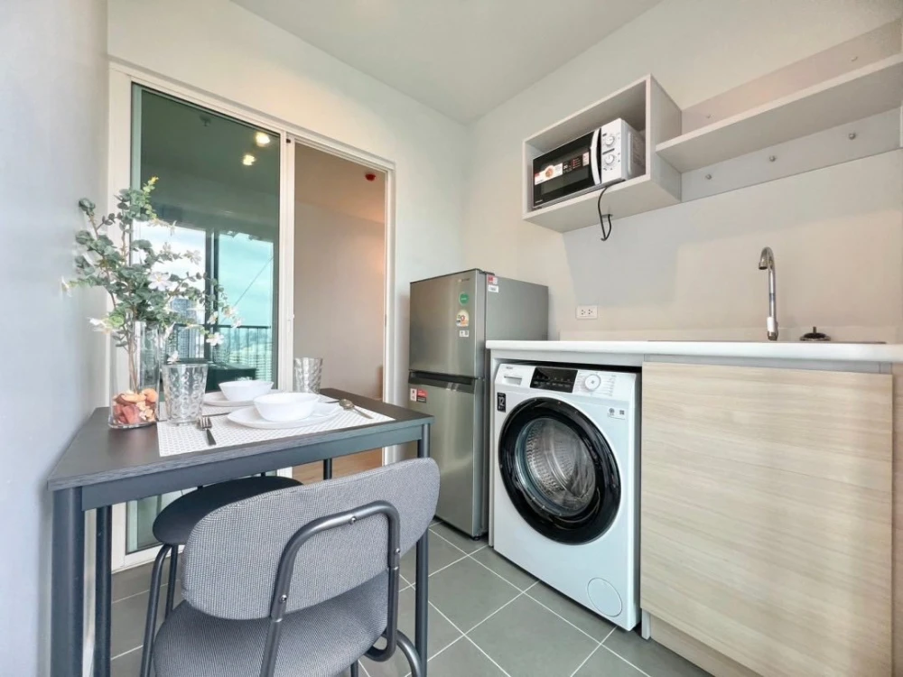 For rent: Metro Sky Wutthakat, 22nd floor, very high, very breezy, fully furnished. You'll regret it if you miss out.