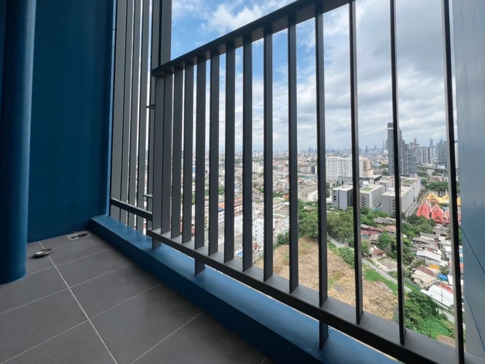 For rent: Metro Sky Wutthakat, 22nd floor, very high, very breezy, fully furnished. You'll regret it if you miss out.