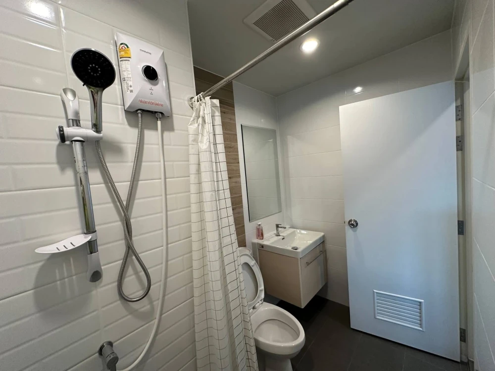 For rent: Metro Sky Wutthakat, very large unit, 3 bedrooms, 2 bathrooms, fully furnished and equipped with appliances.